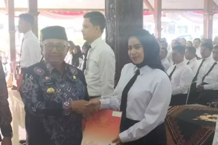 Terima SK dari Bupati Blitar, 865 ASN Langsung Terima Gaji Bulan Juni Foto BeritaJatim.com