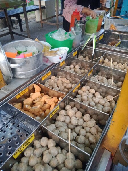 5 Warung Bakso Terenak Dekat Kampus Unesa Ketintang: Wah! Ada Prasmanan Foto BeritaJatim.com
