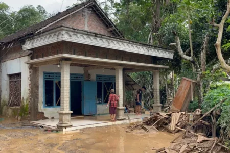 Banjir Bandang Terjang Mojo Kediri, Lansia Hilang Terseret Arus Foto BeritaJatim.com