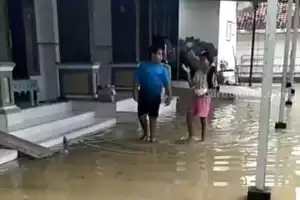 Hujan Seharian, Rumah Warga Sampang Diterjang Banjir Foto BeritaJatim.com