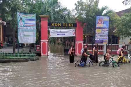 Banjir Dimana-mana, Dua Desa di Lamongan Tergenang, Satu Sekolah Terdampak Foto BeritaJatim.com