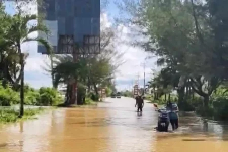 Jalur Utama Sumenep–Pamekasan Terendam Banjir, Lalu Lintas Dialihkan Lewat Lenteng Foto BeritaJatim.com