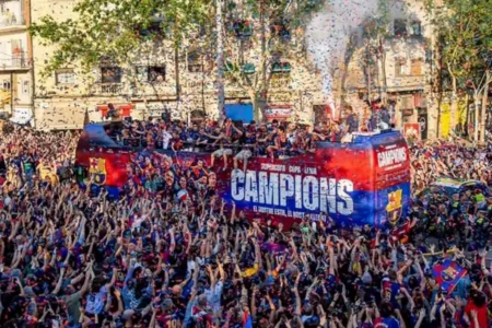 670 Ribu Manusia Tumpah di Jalan Rayakan Mini Treble FC Barcelona Foto BeritaJatim.com