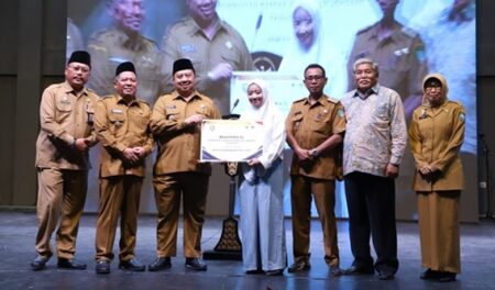 Pemkab Jombang Salurkan Beasiswa Berprestasi untuk Cetak SDM Unggul dari Desa Foto BeritaJatim.com