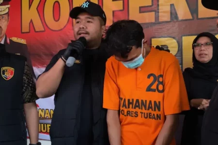 Dibekuk Polisi, Pelaku Begal Payudara di Tuban Tertunduk Lesu Foto BeritaJatim.com