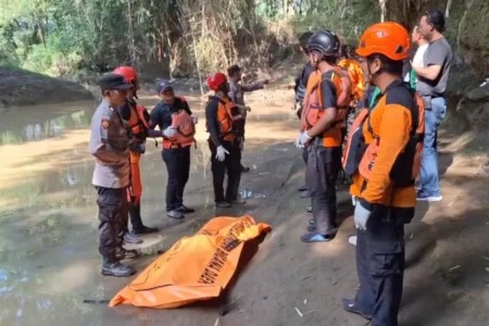Bocah Hanyut di Sungai Andong Ngawi Ditemukan Meninggal Foto BeritaJatim.com