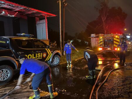 Solar Tumpah di Bondowoso: Puluhan Pemotor Jatuh, 11 Dibawa ke Puskesmas Foto BeritaJatim.com