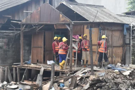 Pemkot Surabaya Bongkar Bangunan Liar di Atas Sungai Kalianak untuk Cegah Banjir Foto BeritaJatim.com