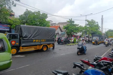 Kecelakaan Rombongan Mobil Brimob di Gunungsari Surabaya, Tiga Polisi Luka Foto BeritaJatim.com