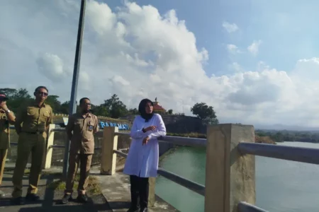 Bupati Ipuk Tinjau Waduk Bajulmati, Dorong Potensi Wisata dan Sport Tourism Foto BeritaJatim.com