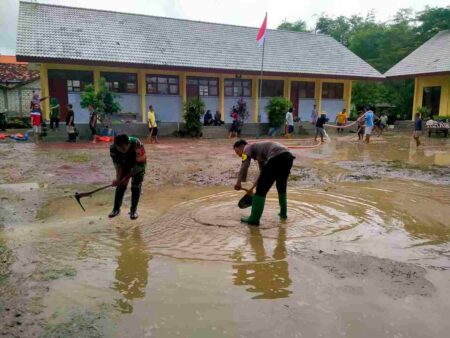 Banjir Surut, Polisi dan TNI Sikat Lumpur di Sekolah Dasar Rengel Foto BeritaJatim.com
