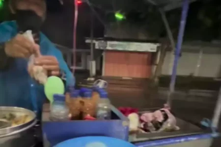 Beri Modal Pedagang Cilok yang Kehujanan Nunggu Pelanggan, Wabup Blitar Panen Pujian Foto BeritaJatim.com
