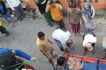 Perempuan Tak Sadarkan Diri di Atap Rumah Gegerkan Warga Peganden Gresik Foto BeritaJatim.com