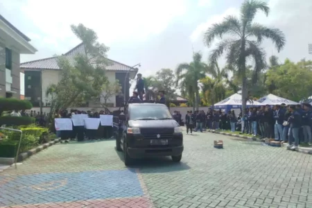 Tuntut Hukuman Mati, Mahasiswa Bangkalan Geruduk PN Bangkalan Foto BeritaJatim.com