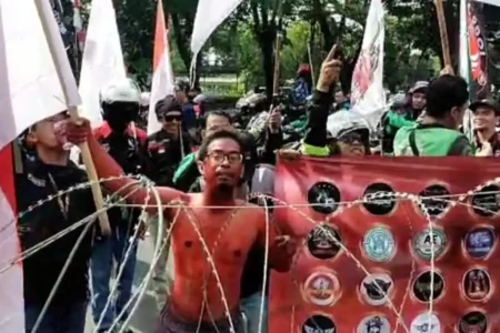 Ribuan Driver Ojol Demo Tuntut Potongan Aplikasi Turun, Ini Kata Kadishub Jatim Foto BeritaJatim.com