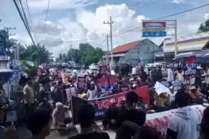 Warga Jrengik Sampang Tetap Tuntut Pilkades Digelar 2025 Meski Ada SE Penundaan Foto BeritaJatim.com