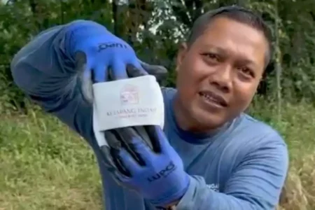 DLH Soroti Hotel Ketapang Indah Diduga Buang Sampah Sembarangan Foto BeritaJatim.com