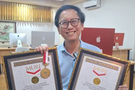 Pecahkan Rekor MURI, Dosen Institut STTS Ciptakan 1,5 Juta Cerita Humor Pakai AI Foto BeritaJatim.com