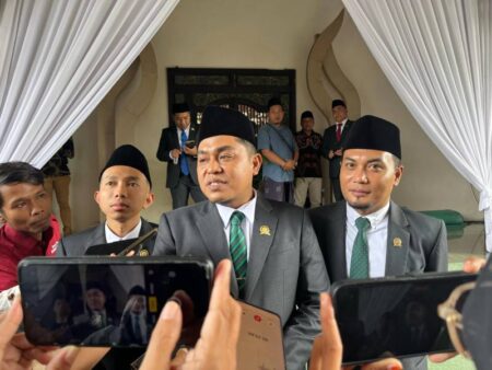 Ali Masykur Cuti Haji, Khairul Umam Ditunjuk sebagai Plt Ketua DPRD Pamekasan Foto BeritaJatim.com