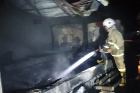 Gudang Daur Ulang Oli di Gedeg Mojokerto Terbakar Foto BeritaJatim.com