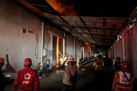 Gudang Pabrik Rokok Atlas di Malang Terbakar, Kerugian Ditaksir Capai Rp5 M Foto BeritaJatim.com