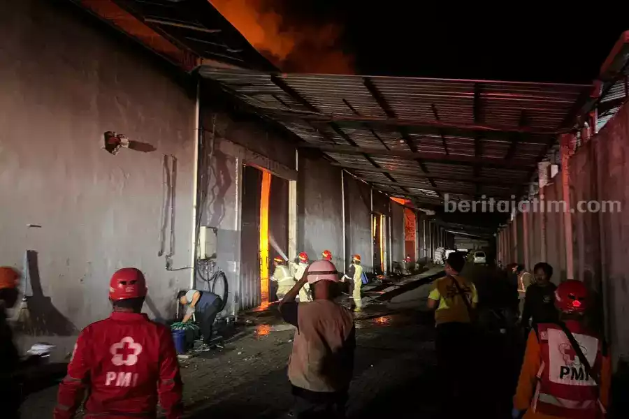 Gudang Pabrik Rokok Atlas di Malang Terbakar, Kerugian Ditaksir Capai Rp5 M Foto BeritaJatim.com