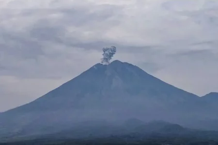 Gunung Semeru Erupsi, Warga Dilarang Beraktivitas dalam Radius 8 Km dari Puncak Foto BeritaJatim.com