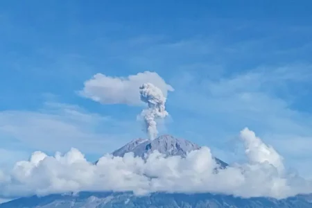 Gunung Semeru Erupsi Tiga Kali, Kolom Abu Capai 1.000 Meter Foto BeritaJatim.com