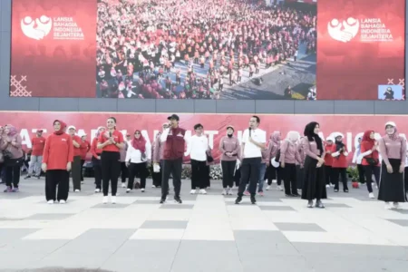 4.000 Lansia di Jember Senam Sehat Bersama Mensos Foto BeritaJatim.com