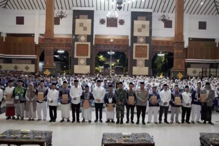 Sebanyak 384 Jemaah Haji Kloter 68 Diberangkatkan Bupati Tuban Foto BeritaJatim.com