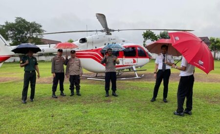 Helikopter Direksi PT Gudang Garam Mendarat Darurat di Jombang Akibat Cuaca Buruk Foto BeritaJatim.com