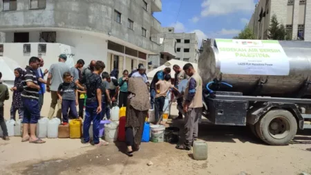 IZI bersama LAZIS PLN Nusantara Power Distribusikan 40.000 Liter Air Bersih untuk Warga Palestina di Gaza Foto BeritaJatim.com