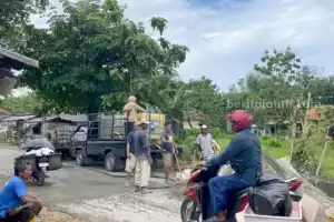 Jalan Rusak di Bangkalan Tak Tersentuh, Warga Gotong Royong Perbaiki Swadaya Foto BeritaJatim.com