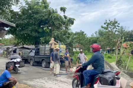 Jalan Rusak di Bangkalan Tak Tersentuh, Warga Gotong Royong Perbaiki Swadaya Foto BeritaJatim.com