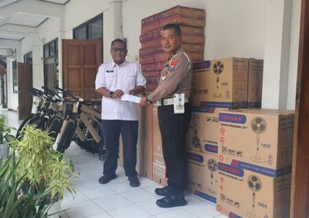 Polres Jombang Sediakan Sepeda hingga SIM Gratis untuk Peserta Jalan Sehat ‘May Day 2025’ Foto BeritaJatim.com