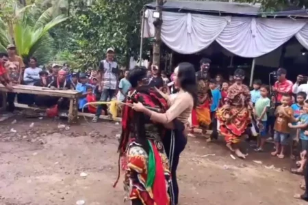 Viral Video Tak Senonoh di Pertunjukan Jaranan, Disbudpar Banyuwangi akan Panggil Pelaku Seni Foto BeritaJatim.com