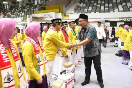 238 CJH Gresik Diberangkatkan KBIHU Nurul Jannah Petrokimia Foto BeritaJatim.com