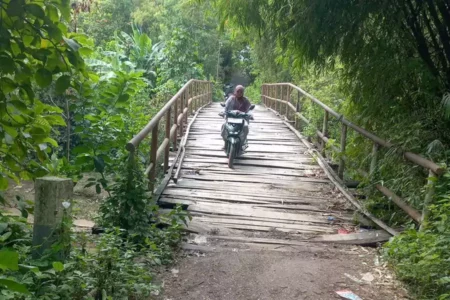 BNPB Gelontorkan Rp2,1 Miliar, Lelang Perbaikan Jembatan di Sampang Belum Ada Kejelasan Foto BeritaJatim.com
