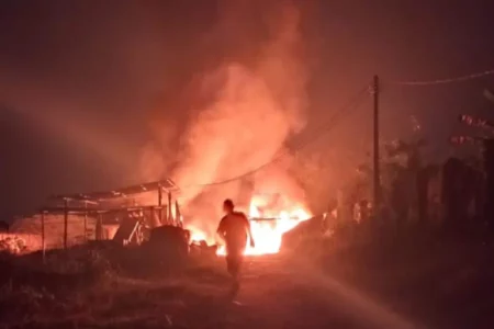 Gudang Plastik di Jombang Terbakar, Kerugian Capai Rp500 Juta Foto BeritaJatim.com