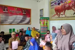 Puluhan Warga Raas Dipanggil Kejari Sumenep Terkait Dugaan Penyimpangan Program BSPS Foto BeritaJatim.com