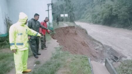 DAM Kedung Sapi Pacitan Ambrol, Masjid di Jetis Kidul Terancam Longsor Foto BeritaJatim.com
