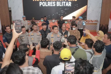 Warga Garum Blitar Bubarkan Pesta Seks di Rumah Kosong Foto BeritaJatim.com