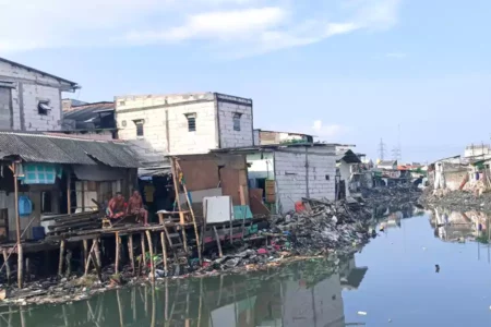 Dampak Normalisasi Sungai Kalianak, 10 Keluarga di Surabaya Kehilangan Rumah dan Menanti Relokasi Foto BeritaJatim.com