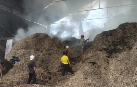 Kebakaran Hanguskan Limbah Ampas Tebu di PG Jombang Baru Foto BeritaJatim.com