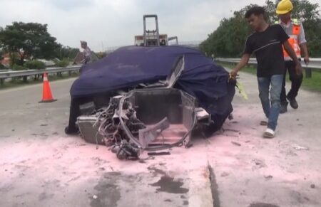 Lamborghini Tabrak Suzuki Ignis di Tol Jombang, Dua Orang Terluka Foto BeritaJatim.com