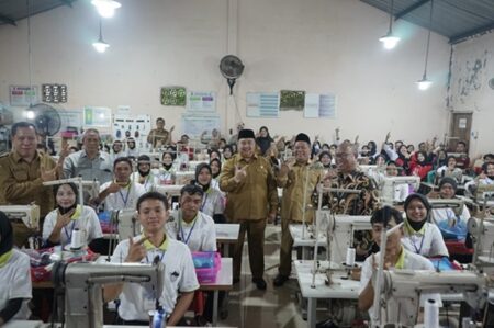 Bupati Jombang Wujudkan Komitmen Ciptakan Lapangan Kerja Melalui Program Pelatihan Keterampilan Foto BeritaJatim.com