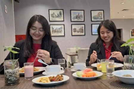 Sensasi Makan Siang Nuansa Seni Lukis di Swiss Bellin Tunjungan Foto BeritaJatim.com