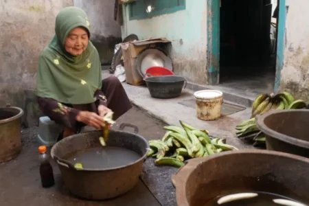 Kisah Nenek Satumi dari Lumajang, Menabung 16 Tahun Demi Berangkat Haji Foto BeritaJatim.com