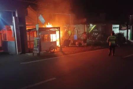 Mobil Terbakar di Halaman Rumah Warga Klampok Malang, Kerugian Capai Rp245 Juta Foto BeritaJatim.com