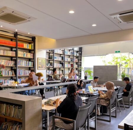 Cari WiFi dan Colokan? Berikut 7 Kafe di Surabaya yang Bikin Kamu Betah Seharian Foto BeritaJatim.com